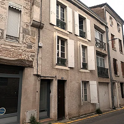 Chambre avec salle de bain à partager dans maison de pierre à rénover