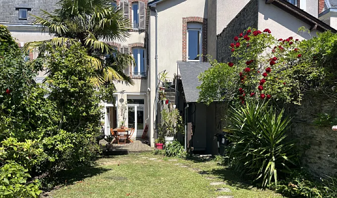 Chambre dans maison contre jardinage et ménage