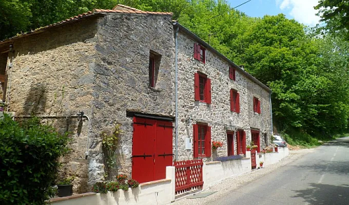 Gîte à bricoler et à entretenir contre logement.