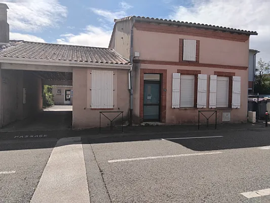 Chambre, vie partagée dans maison avec personne âgée.