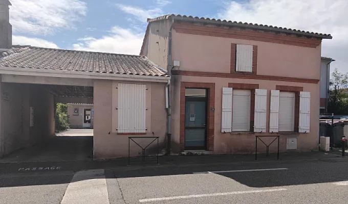 Chambre,    vie partagée  dans maison avec personne âgée.  