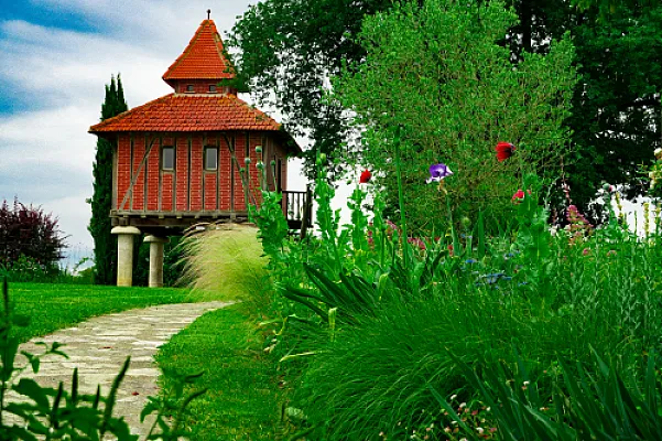 Logement dans un pigeonnier contre petit services