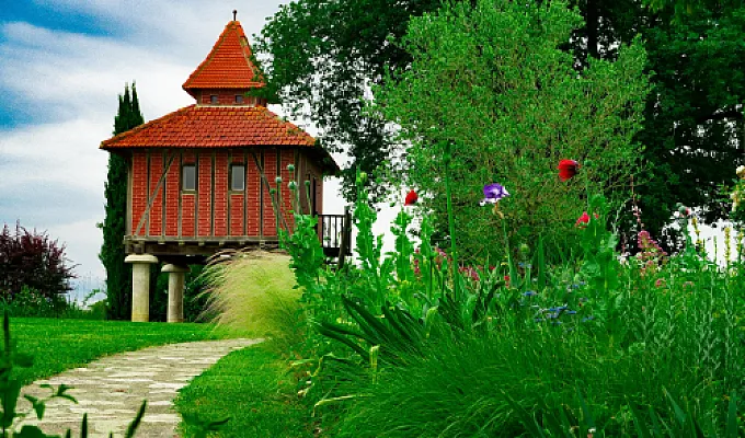 Logement dans un pigeonnier contre petit services