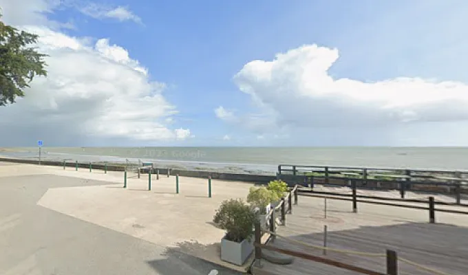 Maison de pêcheur au bord de la mer en échange d'aide aux travaux