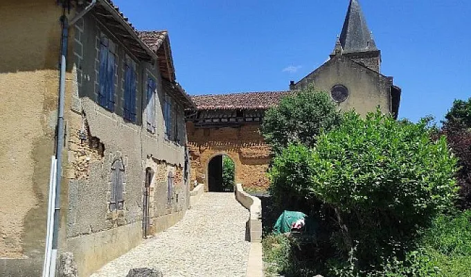 Logement contre entretien jardin et bricolage 