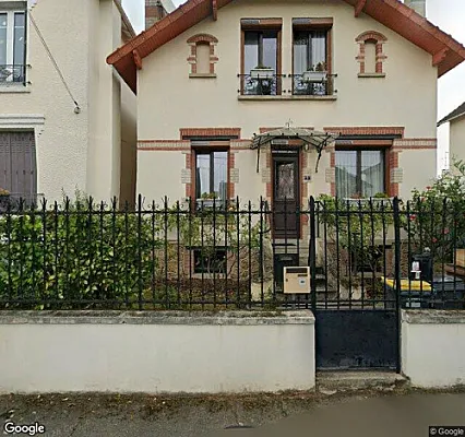 Maisonnette disponible en échange de babysitting