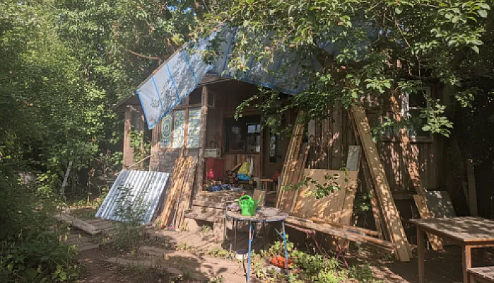 Gartenhaus Dach fertig decken/ Holzveranda bauen, für Wohnung in einem Haus mit Garten