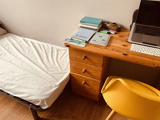 Chambre chez l’habitant, Caen centre-ville, famille 2 enfants & un chat / Private room in a family home, Caen city center, with 2 children & a cat