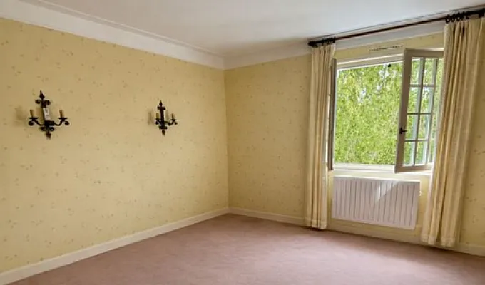 Maison de 178 m2 avec jardin de 4400 m2 et il y a 5 chambre donc que une habite par moi même 