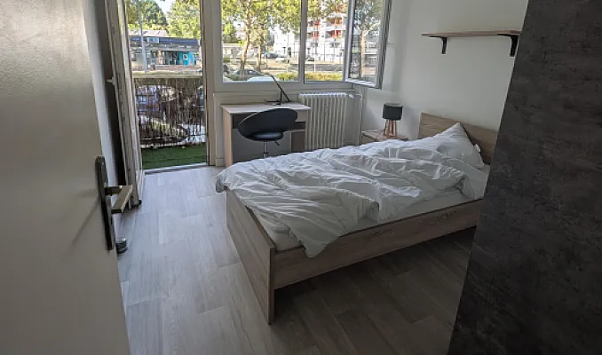Chambre lumineuse avec balcon 
